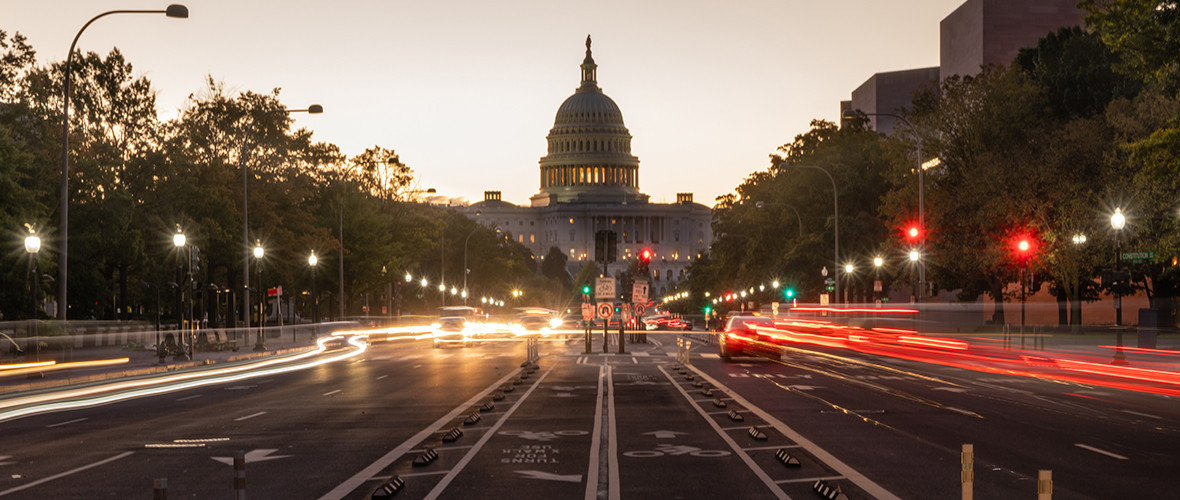 A picture of the US capitol building in traffic