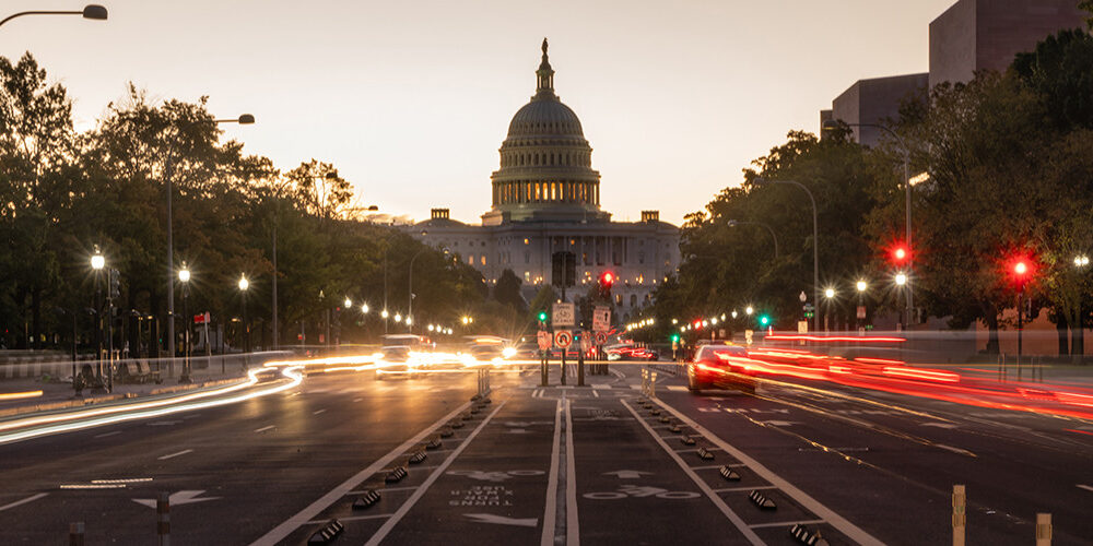 A picture of the US capitol building in traffic
